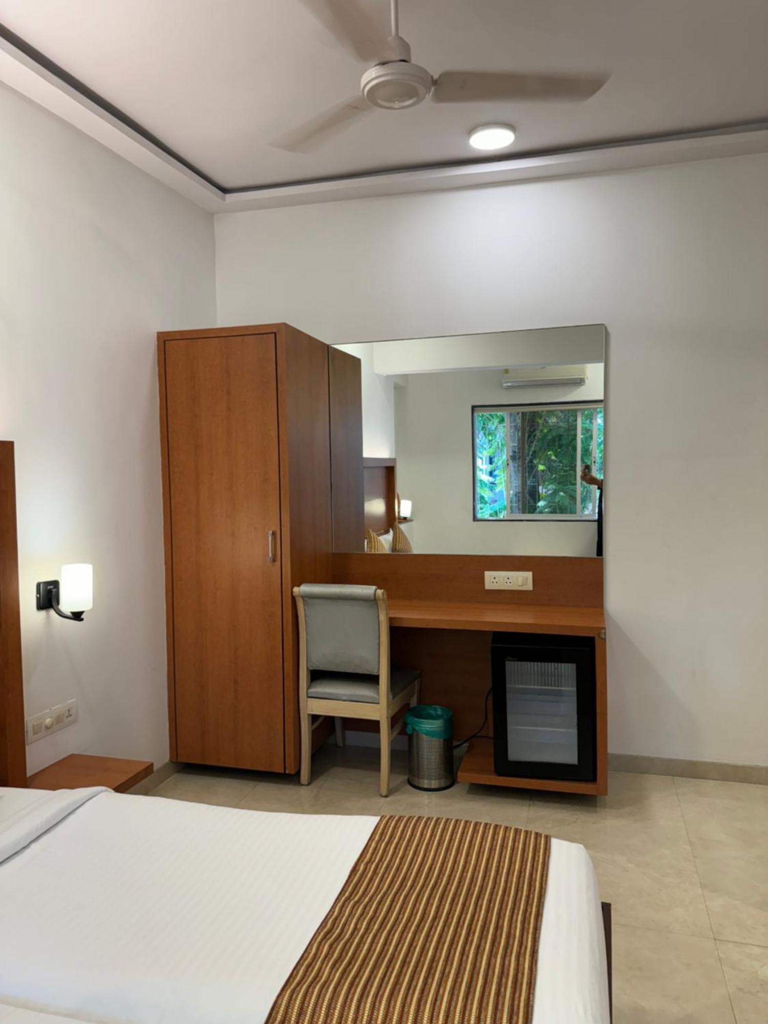 Hotel Galaxy Bombay Exterior foto